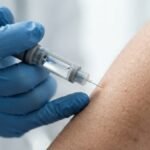 How hospital insulin math endangers non diabetics Macro photo of a healthcare worker in blue gloves administering an insulin pen injection in a clinical hospital setting